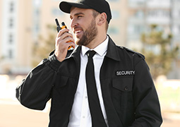 Ein Sicherheitsmann spricht in sein Funkgerät.